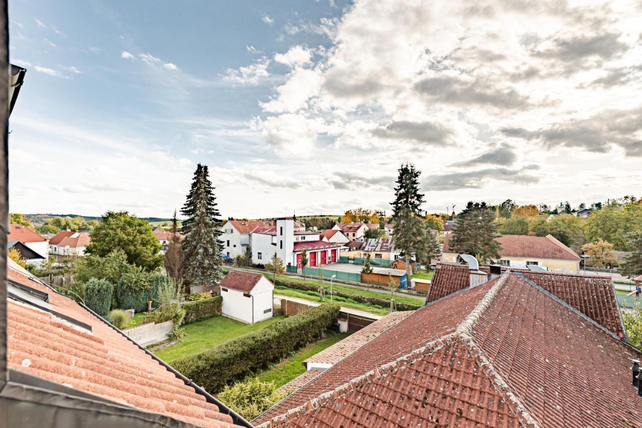 Hotel Pivonka Славонице Экстерьер фото