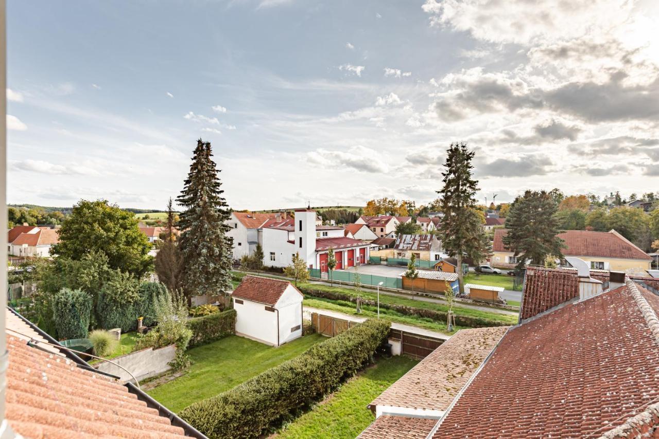 Hotel Pivonka Славонице Экстерьер фото